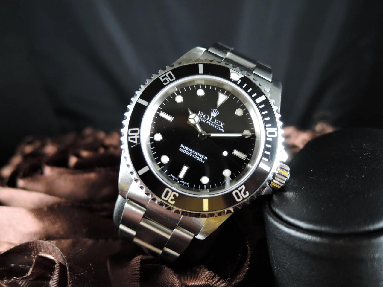 2000 Rolex Submariner A Dive into History and Design